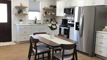 Refrigerador, microondas, horno, placa de cocina