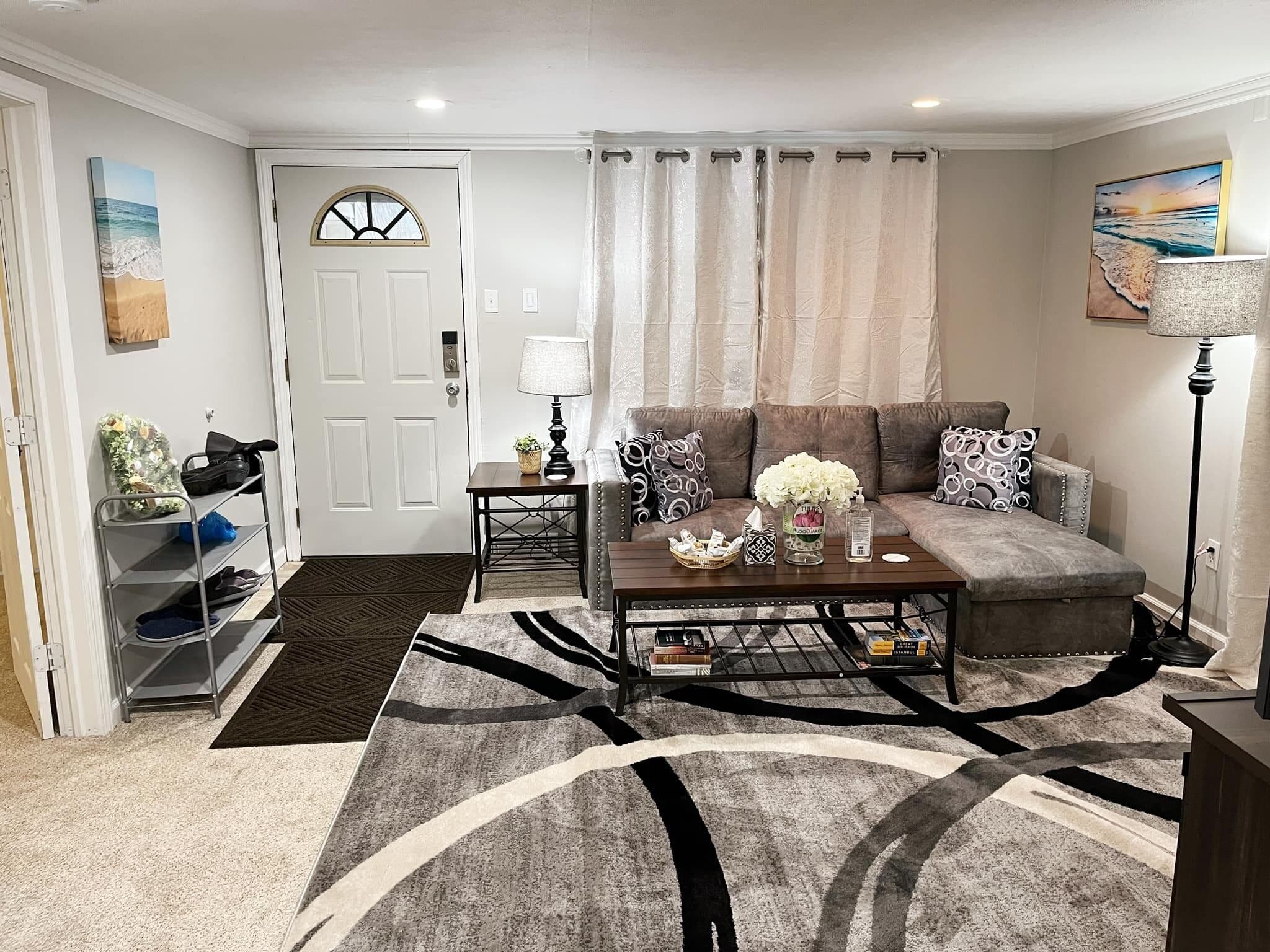 Super Cute & Cozy Home with 65"TV, Grill, 3 beds, A C, Porch..
