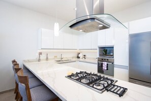 Refrigerador, microondas, horno, placa de cocina
