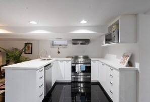 Réfrigérateur, micro-ondes, four, cafetière/bouilloire