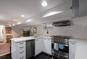 Refrigerador, microondas, horno y cafetera y tetera 