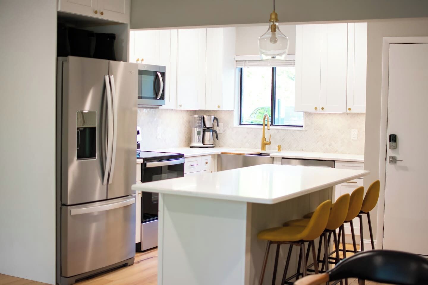 Frigorífico, microondas, horno y placa de cocina