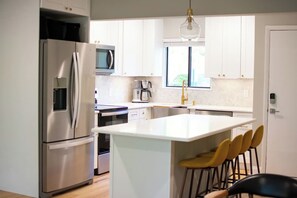 Køleskab, mikrobølgeovn, ovn, kogeplade