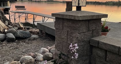 Relaxing Lake House, Private Beach/Yard, Dock, Jetski Lift, Continental Breakfst