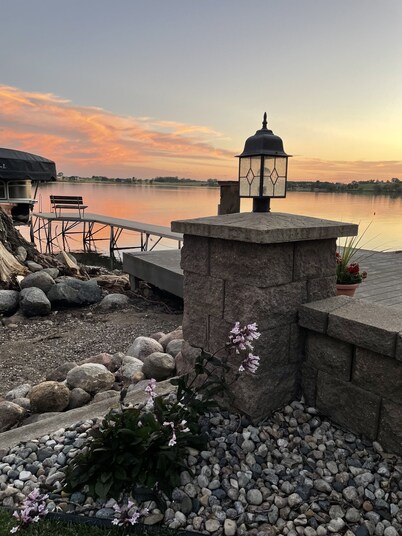 Relaxing Lake House, Private Beach/Yard, Dock, Jetski Lift, Continental Breakfst