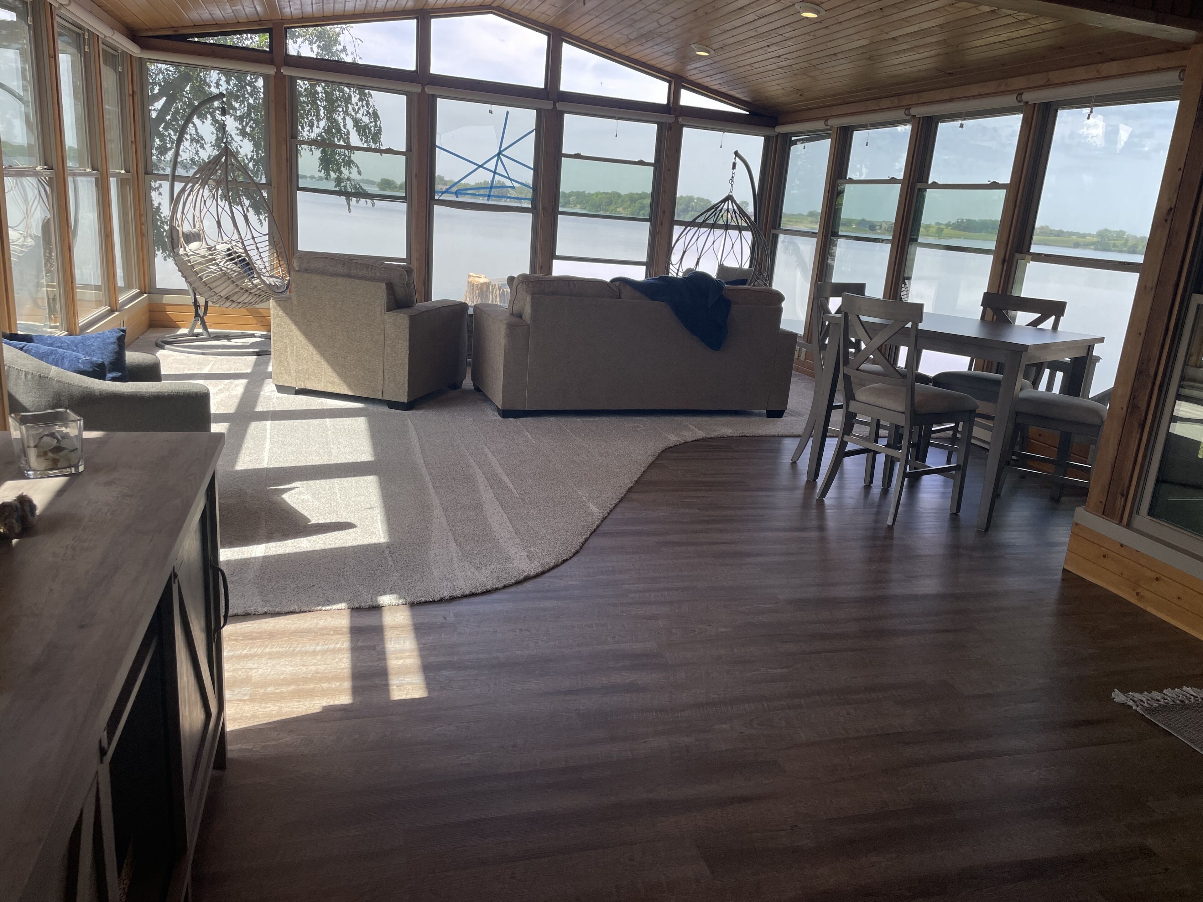 智能电视、壁炉、DVD 播放器、书