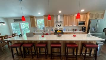 Micro-ondes, four, plaque de cuisson, lave-vaisselle