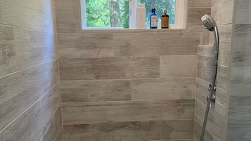 Ensemble douche/baignoire, sèche-cheveux, serviettes fournies, savon