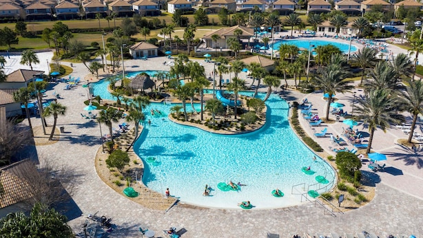 Una piscina al aire libre