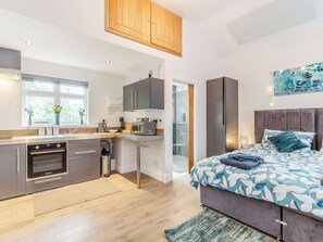 1 bedroom, free WiFi, bed sheets - 1 bedroom accommodation in Stisted (Stisted)