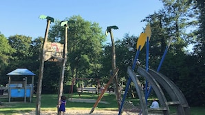A playground with a climbing structure, swings, and a slide. - Vacation home Beerster Sonne Ideal for a long stay (Gestland)