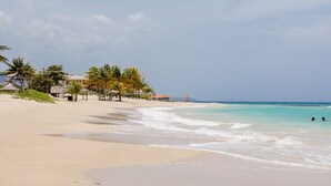 Plage privée à proximité, sable blanc, cabana (gratuite)