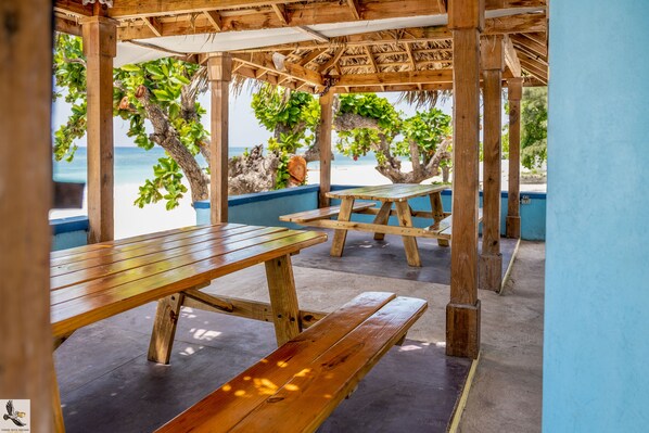 Privat strand i närheten, vit sandstrand och gratis strandcabanor