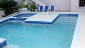 Piscine extérieure, chaises longues
