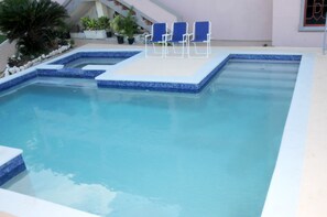 Utomhuspool och solstolar