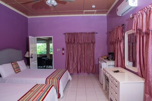 In-room safe, individually decorated, laptop workspace, blackout drapes - vision with dreams villa (Runaway Bay)