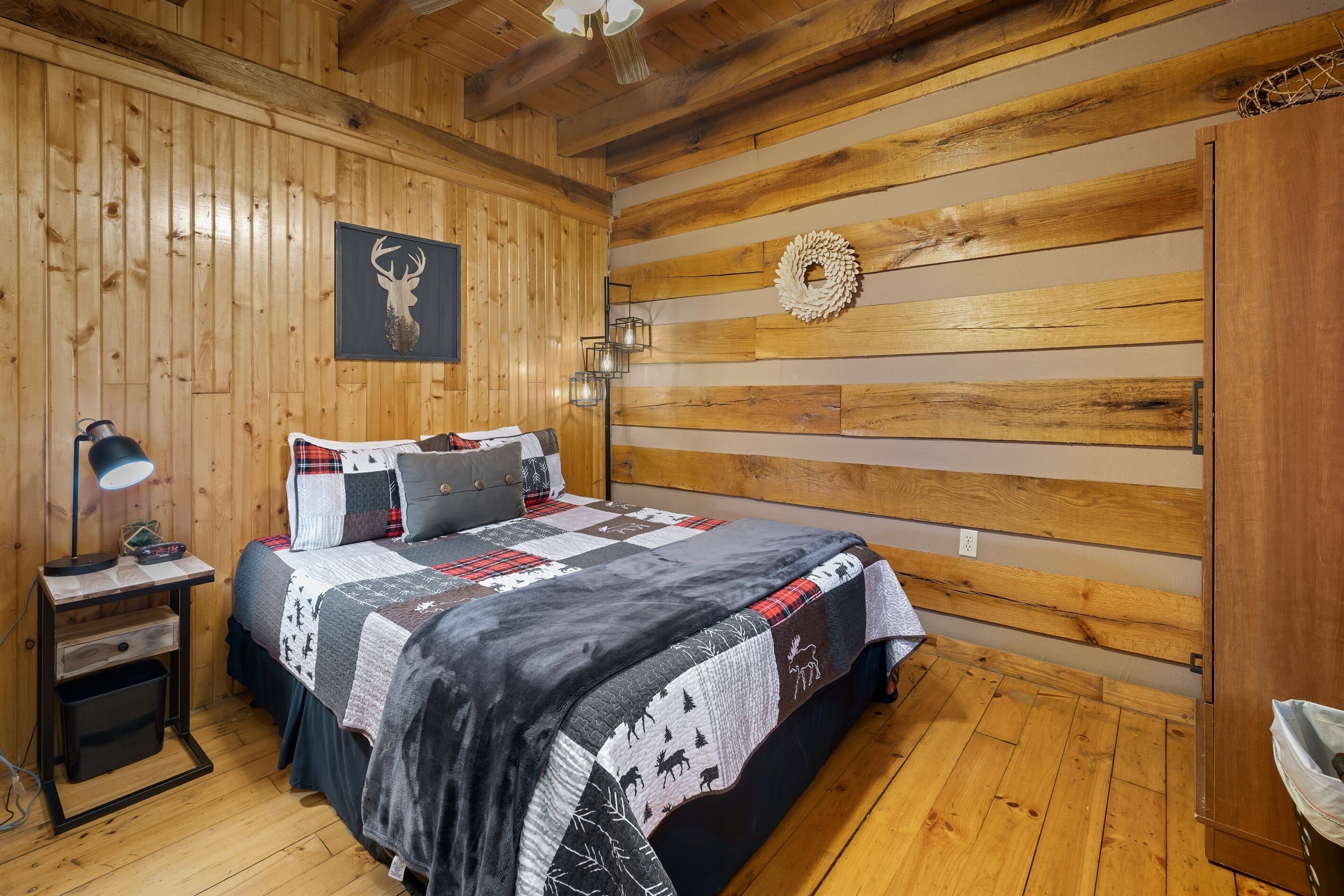 2 habitaciones, escritorio y tabla de planchar con plancha 