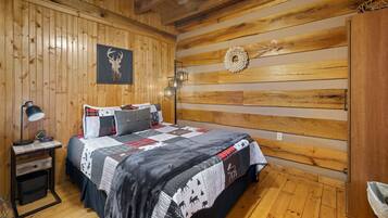 2 habitaciones, escritorio y tabla de planchar con plancha