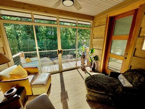TV, fireplace, books, stereo - The Poet's House, Luxury and Solitude on 100 acres (Lewisville)