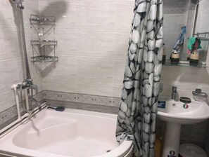 Shower - King sized bed,luxury house (Тошкент)