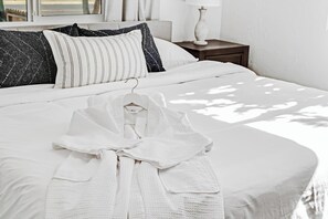 3 bedrooms, iron/ironing board, travel cot, WiFi - Remodeled West Sacramento home in quiet location! (West Sacramento)