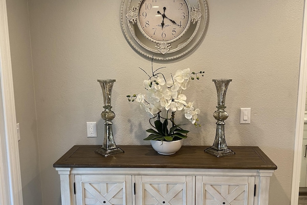 Credenza in kitchen area for extra table linens etc...