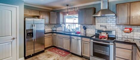 Een koelkast, een microgolfoven, een oven, een kookplaat