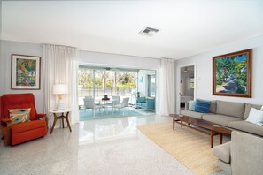 Smart TV - Luxury renovated pool house & separate studio apartment 1.5 miles to the beach. (Englewood)