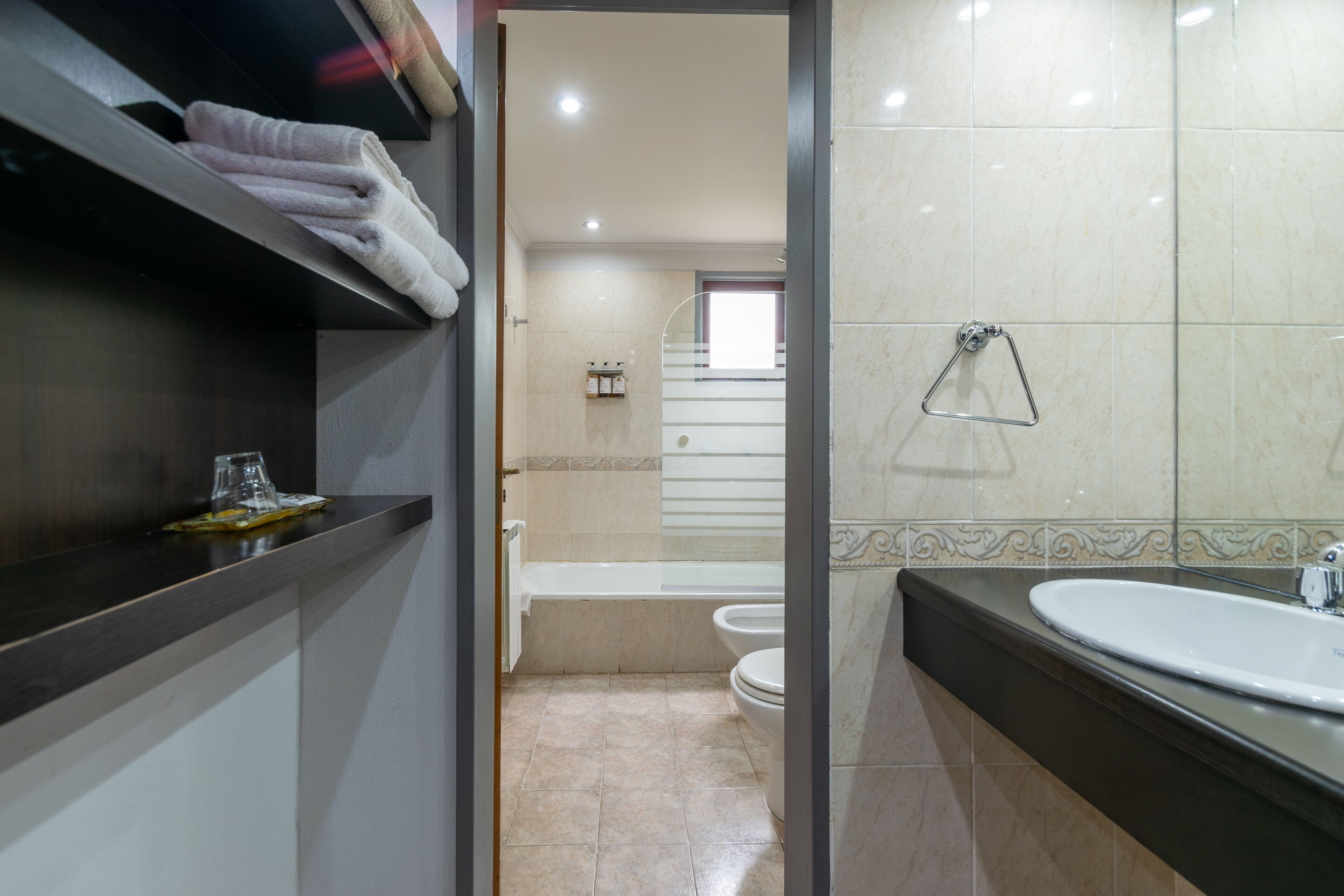 Un baño moderno con bañera, inodoro y lavamanos.