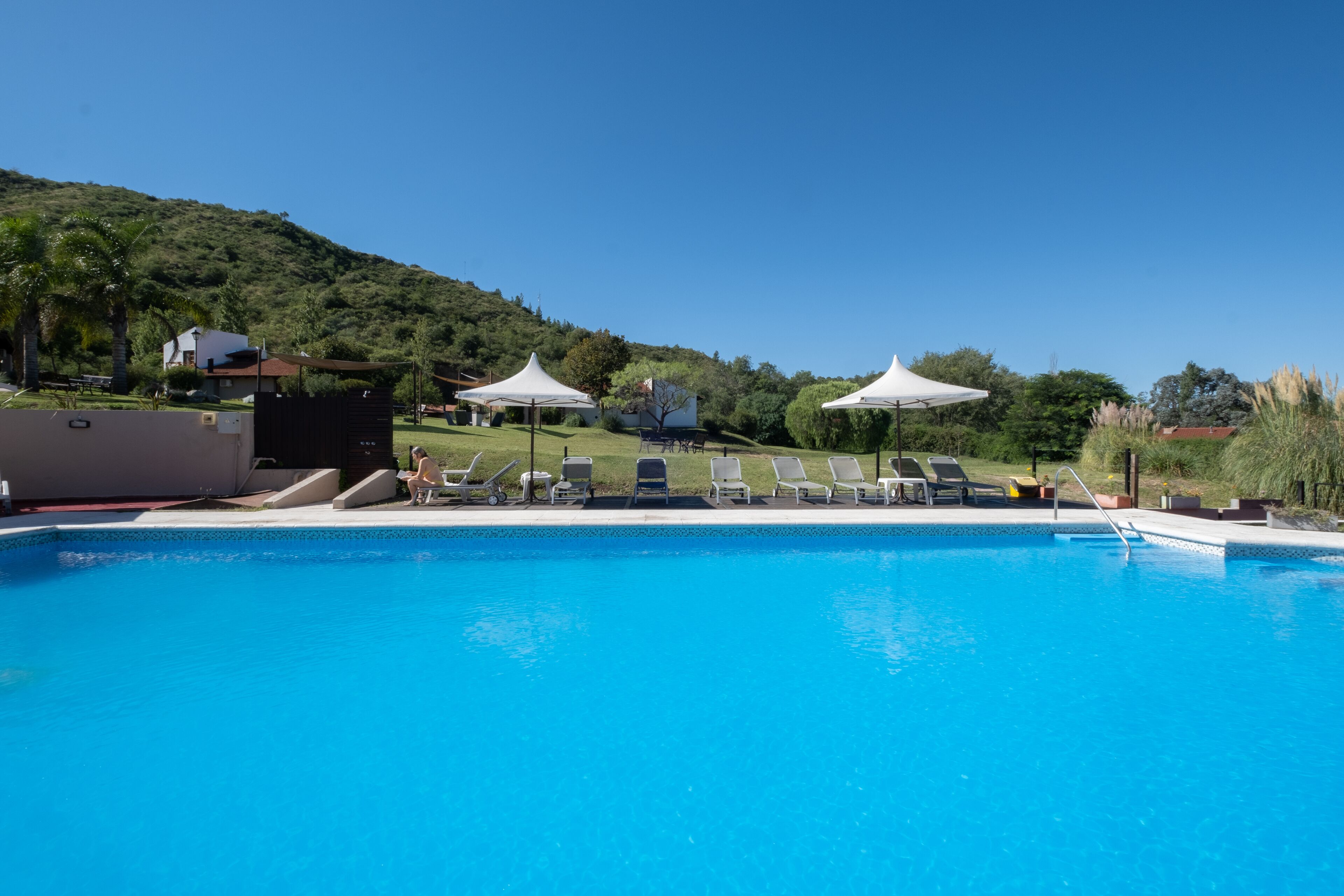 室內泳池、季節性室外泳池；泳池傘、躺椅