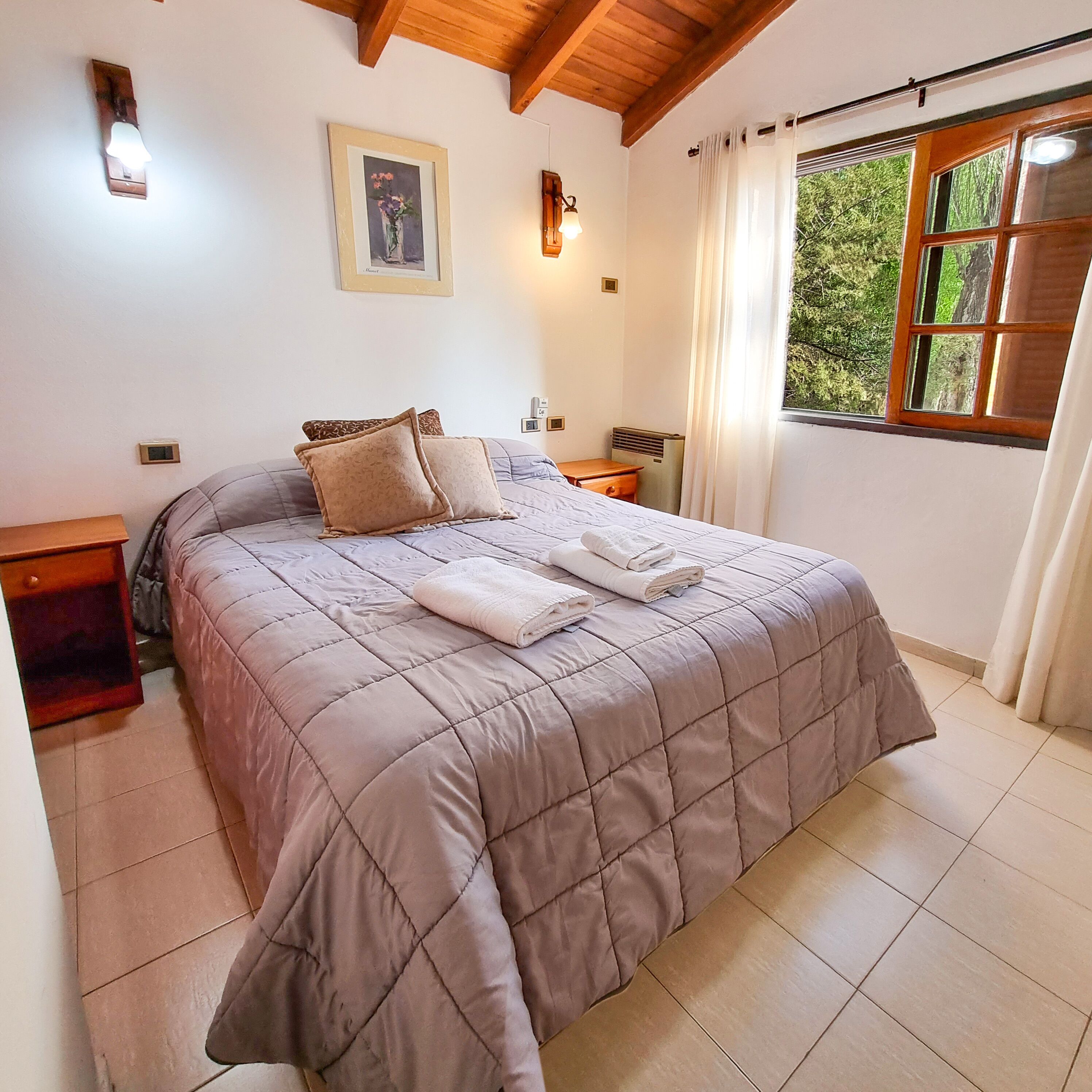 Decoración personalizada, muebles diferentes y wifi gratis 