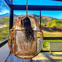 Inomhuspool, en säsongsöppen utomhuspool, parasoller och solstolar