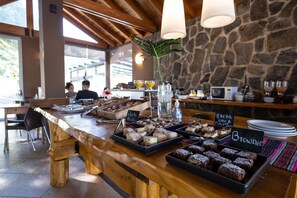 Buffet déjeuner gratuit tous les jours