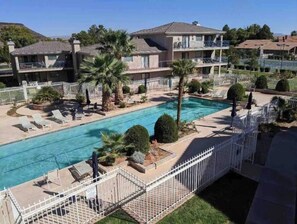 Outdoor pool, a heated pool - Fantastic view! 2 bed 2 bath! Pools, KING bed! Pickleball courts.  (St. George)