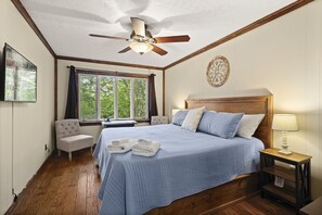 3 slaapkamers, een strijkplank/strijkijzer, reisbedje, gratis wifi