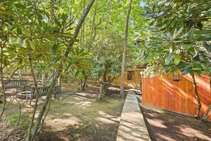 Property grounds - Family and Pet Friendly Cabin 3 miles to Beech Ski Resort, Hot Tub, Fenced Yard! (Beech Mountain)