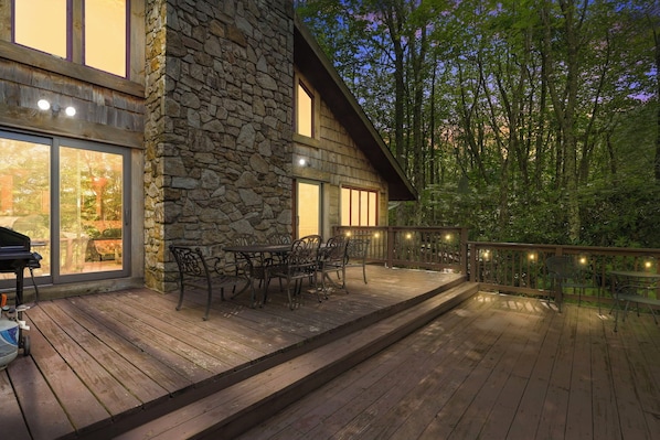 Outdoor dining - Pet Friendly, Fenced Yard, 3 Bedroom Cabin, Hot Tub, 3 Mi. to Beech Ski Resort!  (Beech Mountain)
