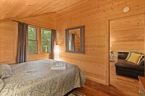 3 bedrooms, iron/ironing board, travel crib, free WiFi - Family and Pet Friendly Cabin 3 miles to Beech Ski Resort, Hot Tub, Fenced Yard! (Beech Mountain)