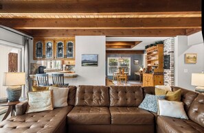 Smart TV, fireplace, video games, DVD player - Best Chico luxury experience. (Chico)