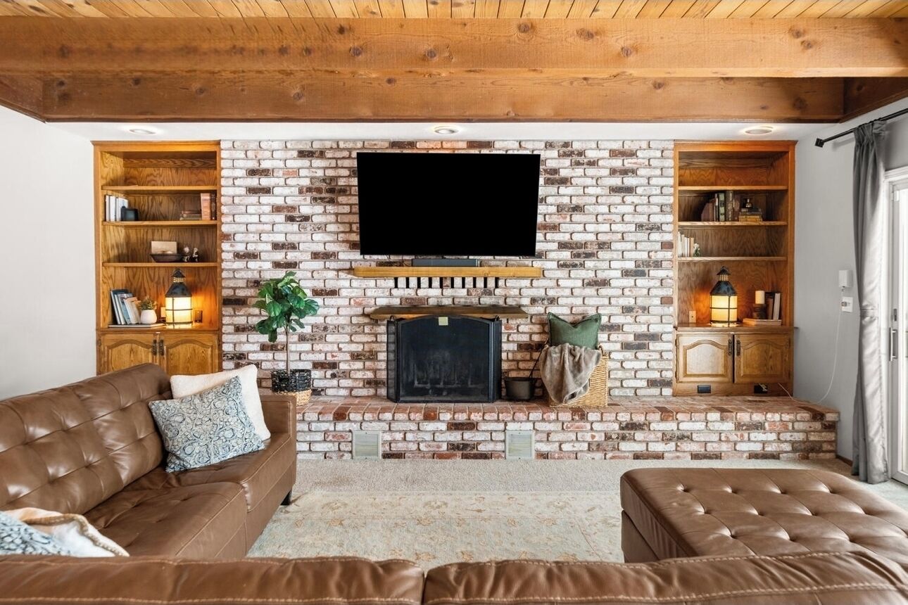 Smart TV, fireplace, video games, DVD player