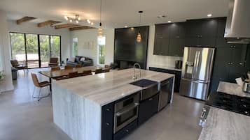 Réfrigérateur, four à micro-ondes, un four, surface de cuisson