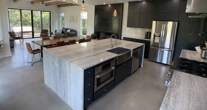 Treetop Modern Oasis Lakeway