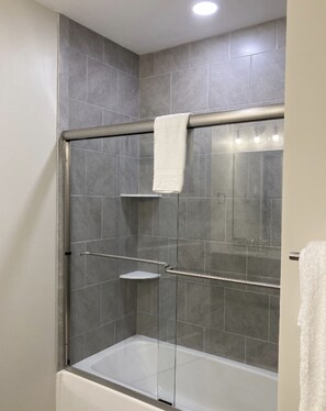Combined shower/tub, towels, toilet paper
