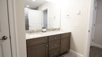 Combined shower/tub, towels, toilet paper