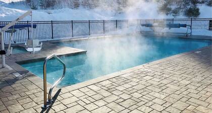 Luxurious Ski-In/Out Kearsarge Brook Condo on Cranmore Mountain