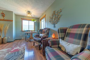 Panoramic Suite, 1 Bedroom, Mountain View, Executive Level | Living area | 42-inch Smart TV with cable channels, TV