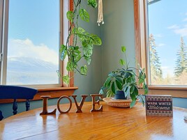 Panoramic Suite, 1 Bedroom, Mountain View, Executive Level | Dining room