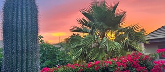  Refreshing Pool, backyard oasis, golf course views, fire pit, master suite