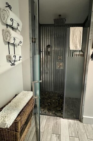 Suihkun ja ammeen yhdistelmä, hiustenkuivaaja, pyyhkeet