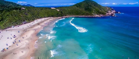 Beach nearby, white sand, 5 beach bars